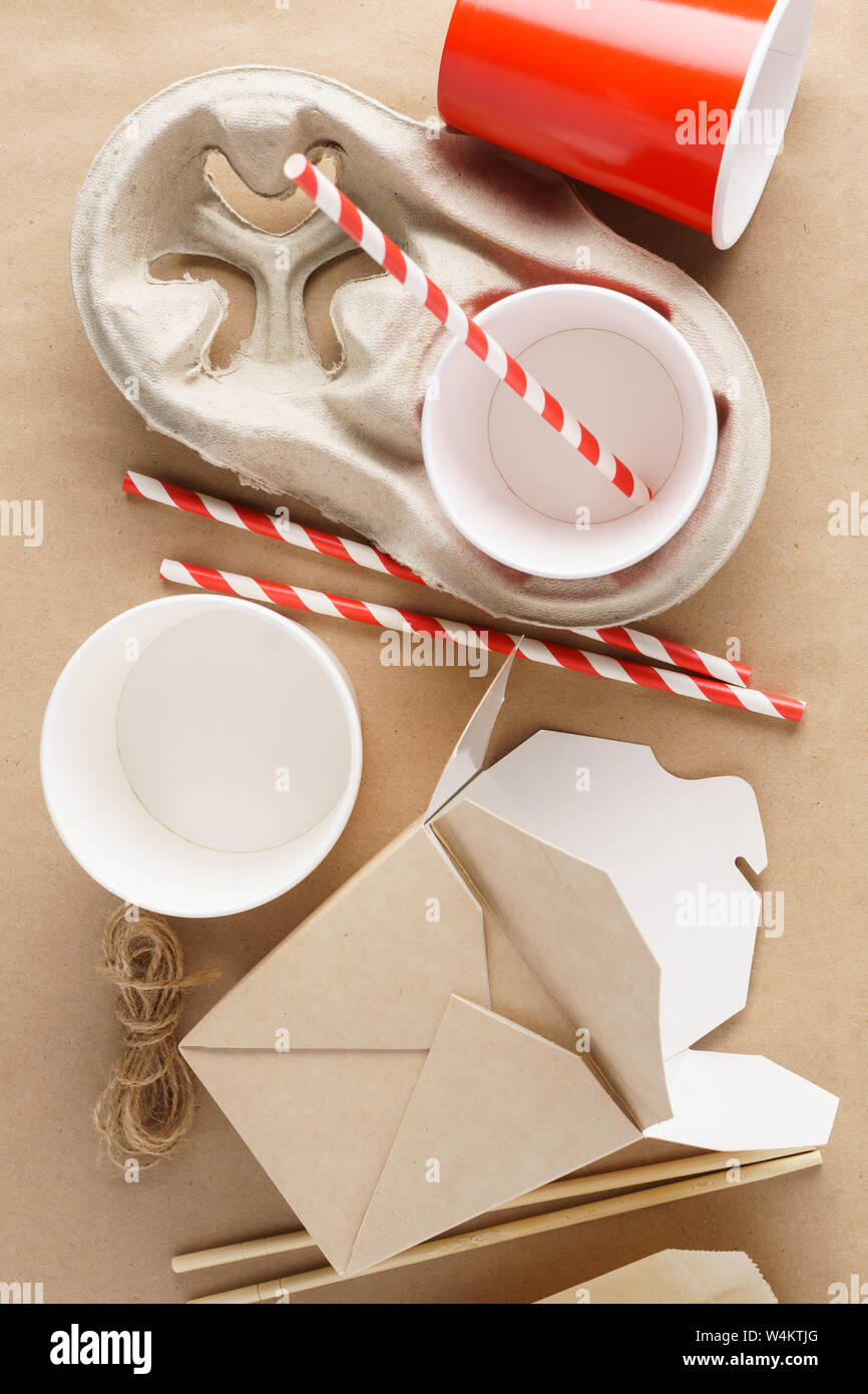 Verschiedene umweltfreundliche Kraftpapier Verpackungen, Behältnisse für Essen zum Mitnehmen. Null Abfall und Recycling Konzept. Stockfoto