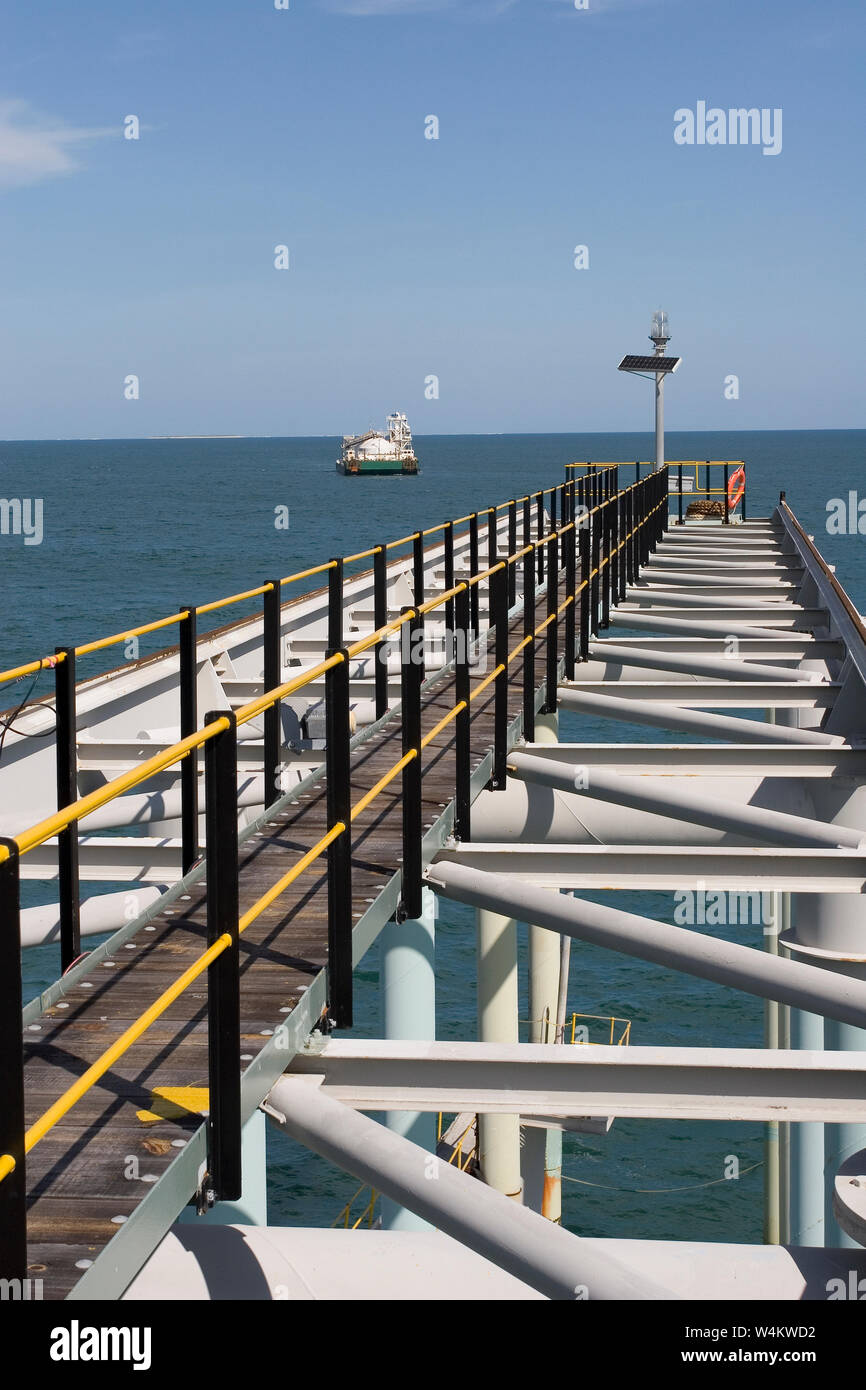 Bergbau, Verwaltung und Transport von Titanmineralsanden. Maßgeschneiderte Lastkahn, die nach dem Entladen des Produkts in OGV auf See am Hafen anlandt. Stockfoto