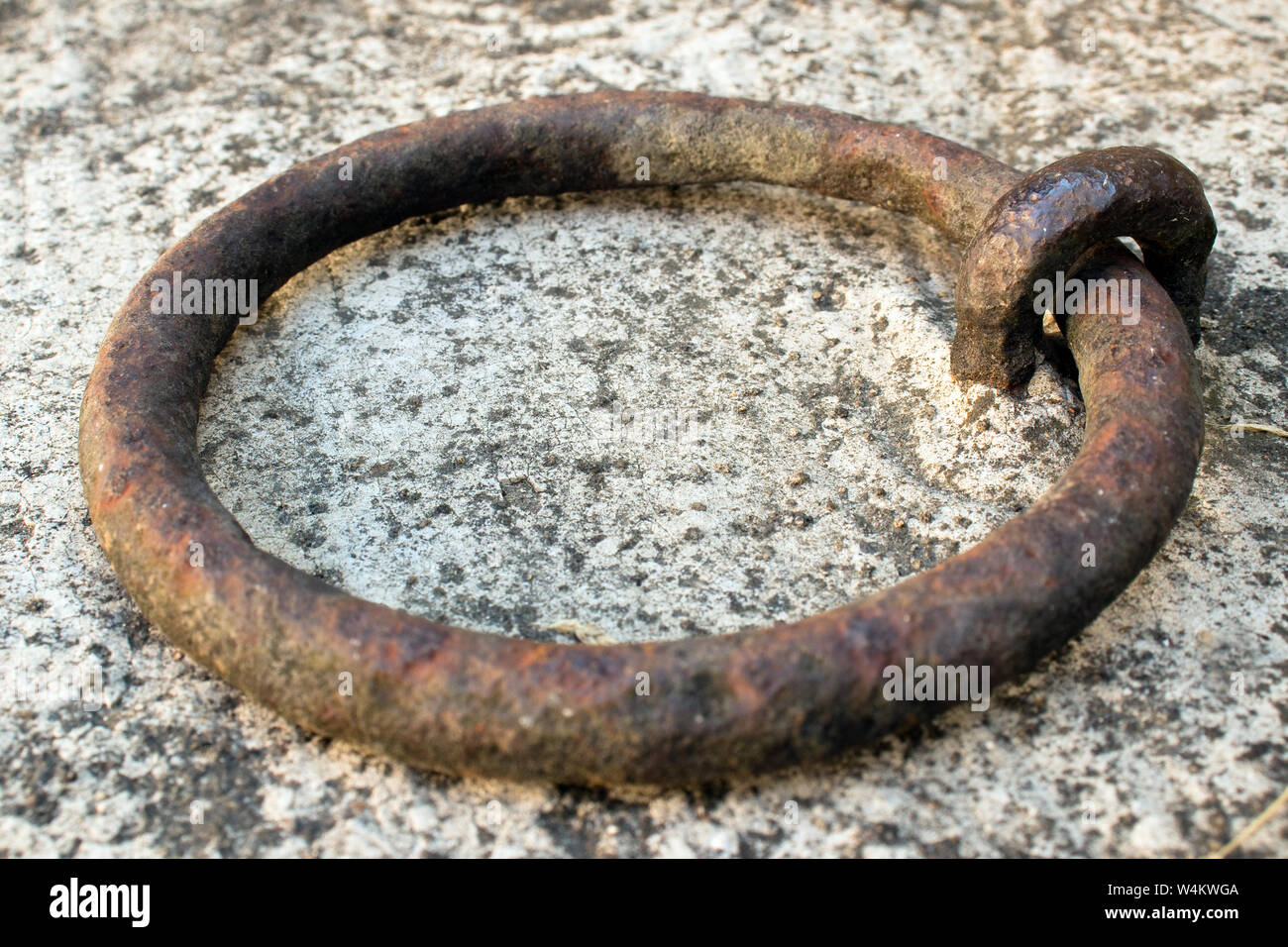 Altes Eisen Kreis Griff an der Wand befestigt Stockfoto