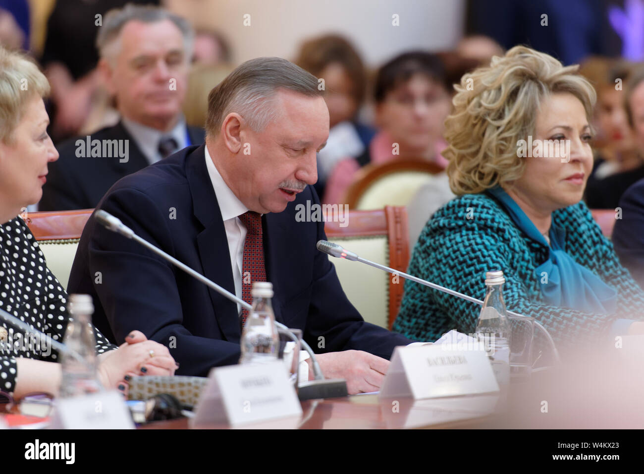 Der Gouverneur von St. Petersburg Alexander Beglov im Plenum der St. Petersburg International Educational Forum Stockfoto