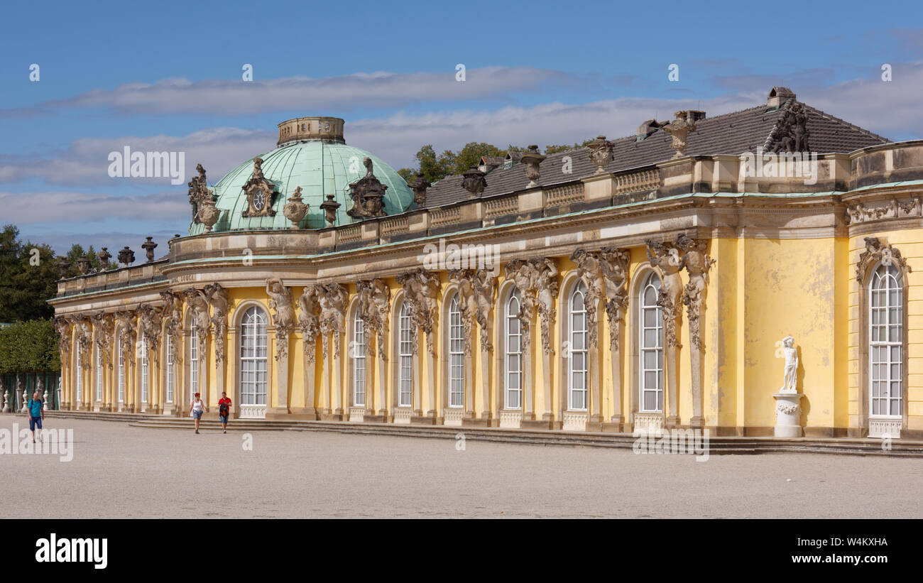 Leute, die sich vor Schloss Sanssouci in Potsdam, Deutschland. Schloss Sanssouci ist der Teil der UNESCO-Weltkulturerbe seit 1990 Stockfoto