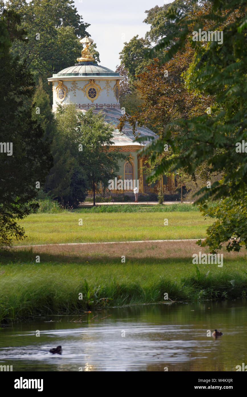 Blick auf Chinesische Haus im Park von Sanssouci, Potsdam, Deutschland. Park Sanssouci ist der Teil der UNESCO-Weltkulturerbe seit 1990 Stockfoto