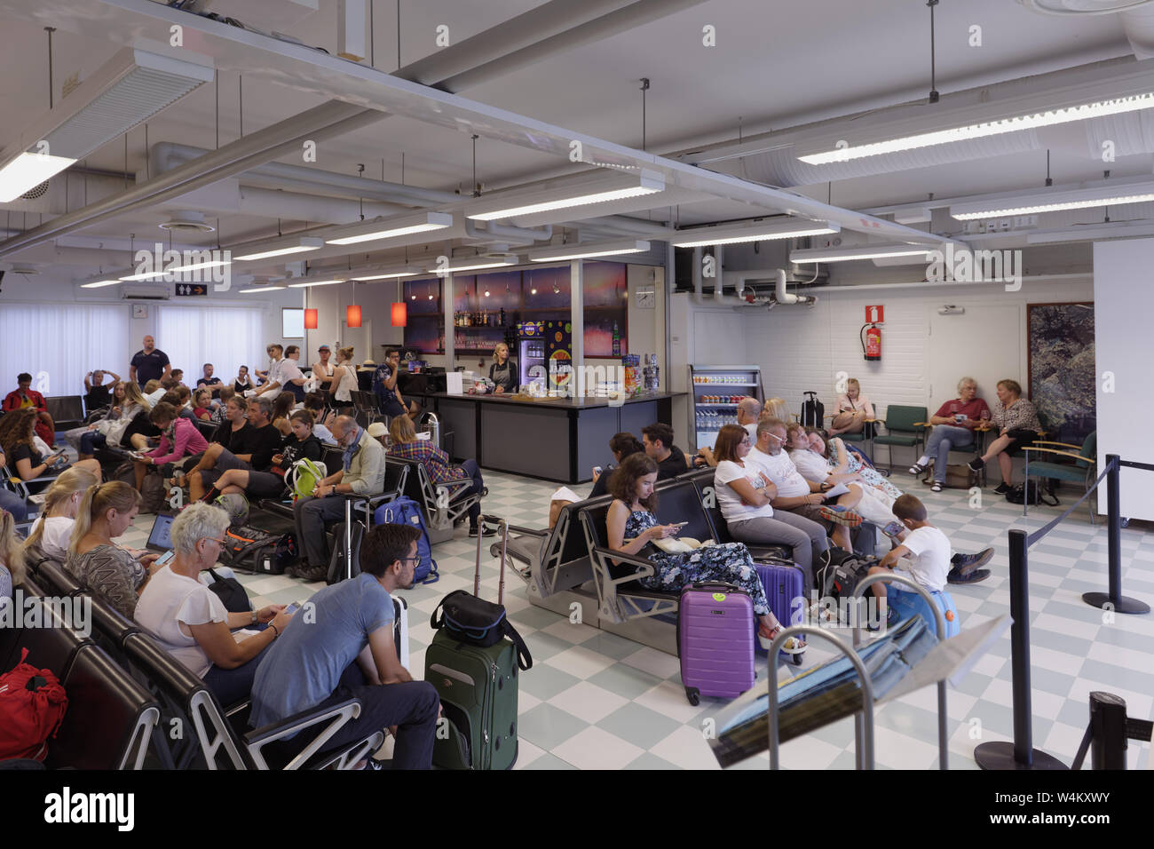 Passagiere warten auf den verspäteten Flug warten in der Halle des Flughafen Lappeenranta, Finnland Stockfoto