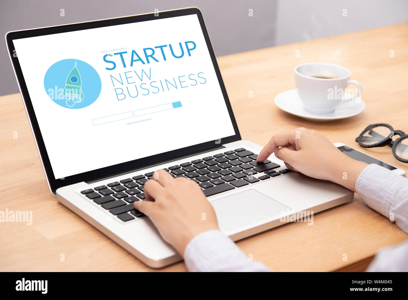 Geschäft Leute arbeiten am Notebook Laptop Computer mit Startup Unternehmen und Rakete Logo auf dem Bildschirm angezeigt wird, starten Sie Ideen Business Development Stockfoto