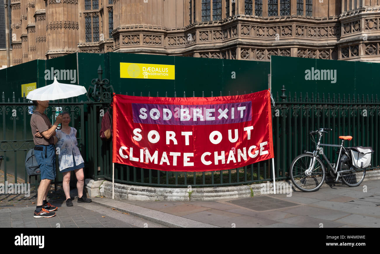 Westminster, London, Großbritannien Klimawandel Demonstranten stand unter der Schirmherrschaft von Schatten von den heißen Sommer Sonne, und neben einem Banner sagen, OD Brexit Sortieren Klimawandel' Stockfoto