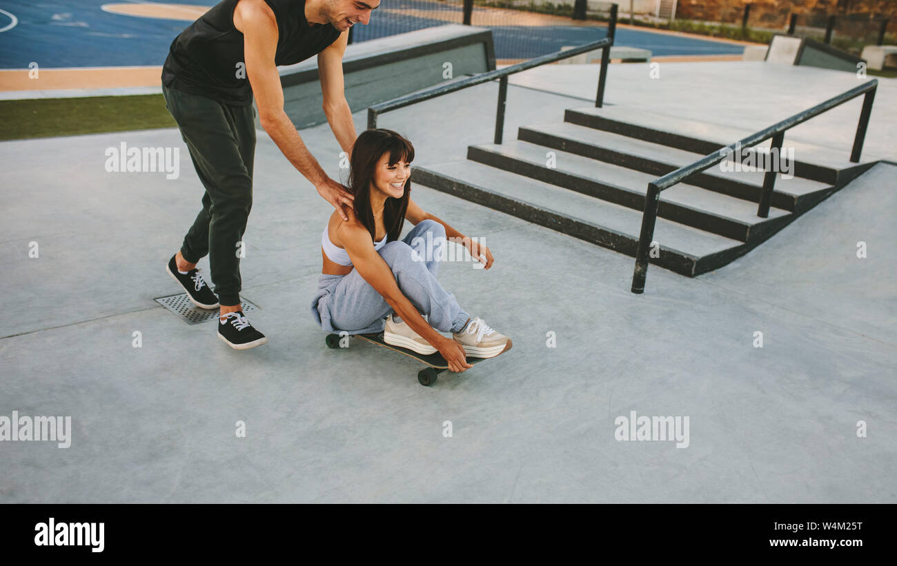 Zwei junge Freunde Spaß an der Skate Park. Paar beim Skateboarden im Freien an Skate Park. Stockfoto