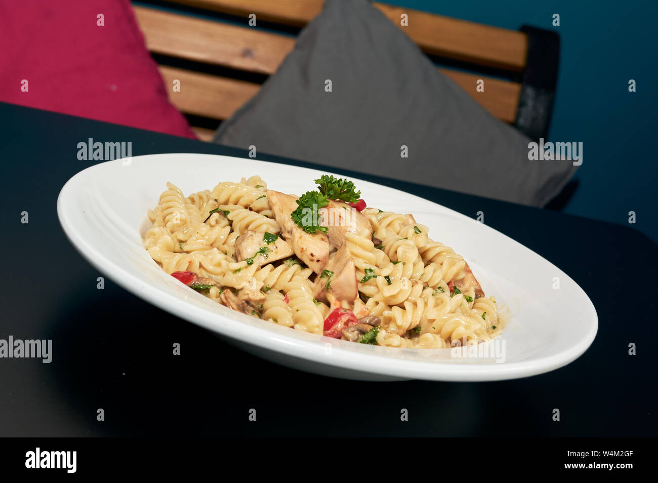 Chicken Alfredo in einem Pub Stockfoto