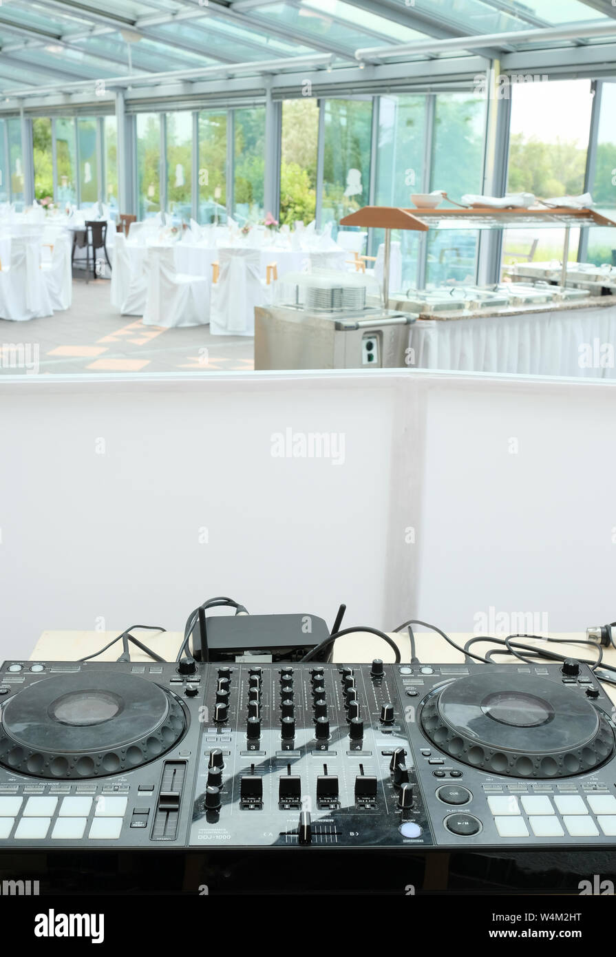 DJ-Deck mit Plattenspieler in einem leeren Hochzeit vor der Party Stockfoto