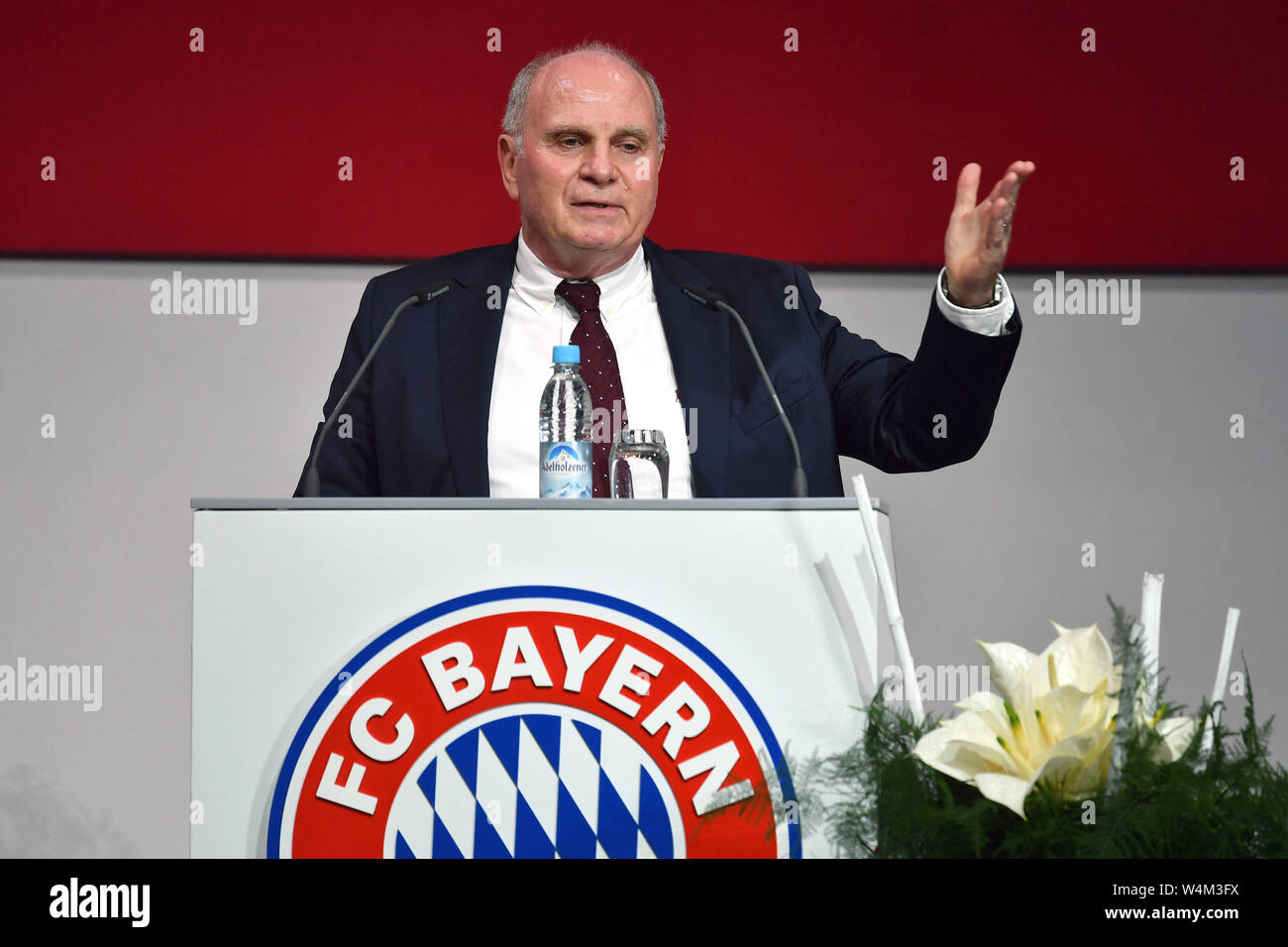 Uli Hoeneß (Honess, Präsident des FC Bayern München) Schließen bei Bayern? Erklärung am 29. August. Archiv Foto: Uli Hoeneß (HÅness, Präsident des FC Bayern München) bei seiner Rede am Rednerpult, Hauptversammlung 2018 des FC Bayern München eV am 30.11.2018. AUDIDOM E. Nutzung weltweit Stockfoto