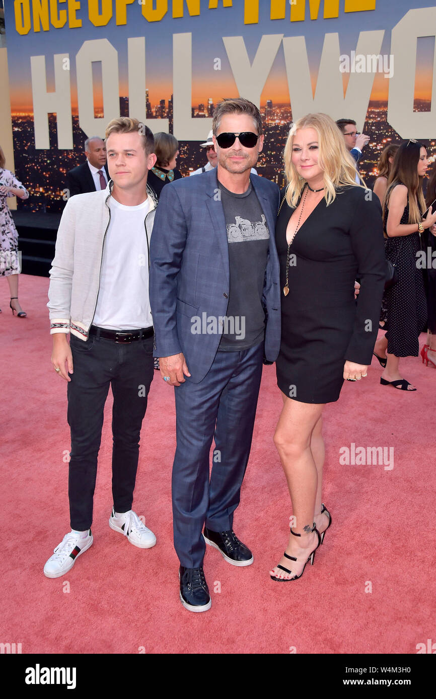 Los Angeles, USA. 22. Juli, 2019. Rob Lowe mit Sohn John Owen Lowe und Frau Sheryl Berkoff bei der Premiere des Films 'Once Upon a Time in Hollywood' an der TCL Chinese Theater. Los Angeles, 22.07.2019 | Verwendung der weltweiten Kredit: dpa/Alamy leben Nachrichten Stockfoto