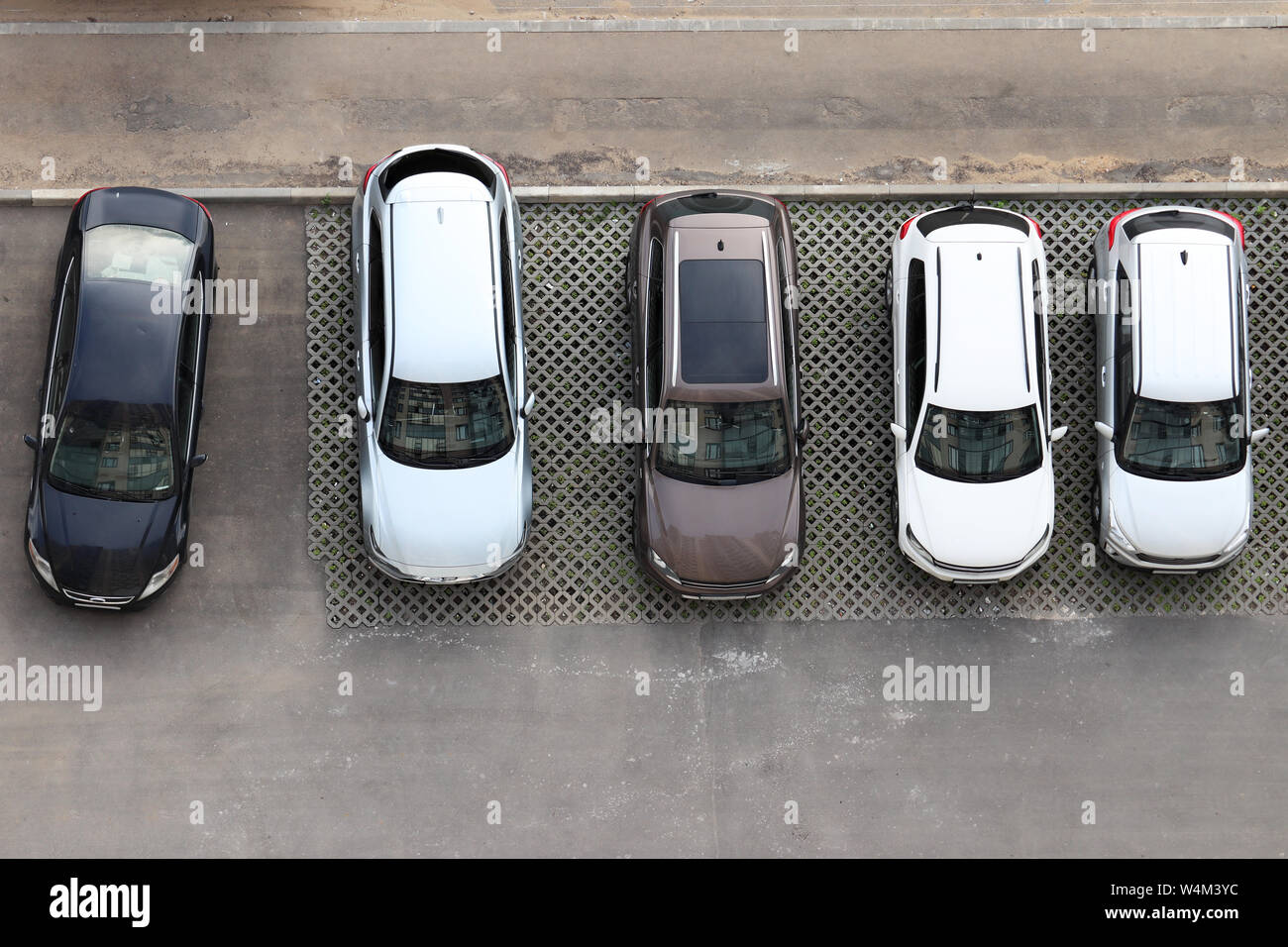 Autos in einer Reihe auf einem Parkplatz in einem Hof, der Wohnviertel, Ansicht von oben Stockfoto