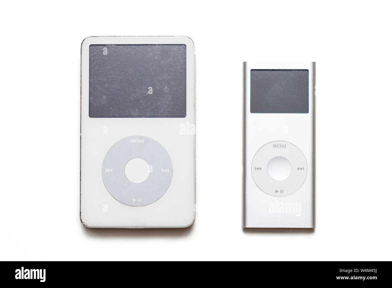 Zwei alte auch iPods; einen iPod Classic (links) und iPod Mini (rechts) auf weißem Hintergrund Stockfoto