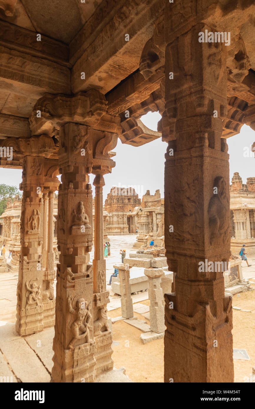 Hampi, Indien Juli 9, 2019: Der innere Blick von Innenräumen und Decken von vittala oder Vitthala Tempel in Hampi, Karnataka, Indien Stockfoto