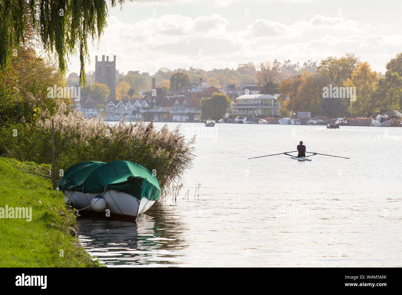 Ein Ruderer auf der Themse in Henley-On-Thames Stockfoto