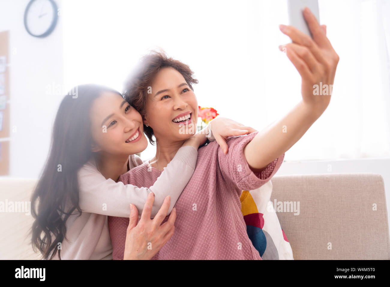 Glückliche Mutter und Tochter Mobiltelefone zu benutzen Stockfoto