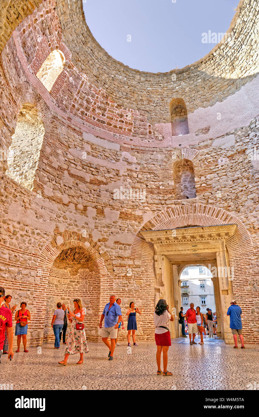 Apsis Atrium in der Diokletian Palast in Split an der Dalmatinischen Küste Kroatiens. Stockfoto