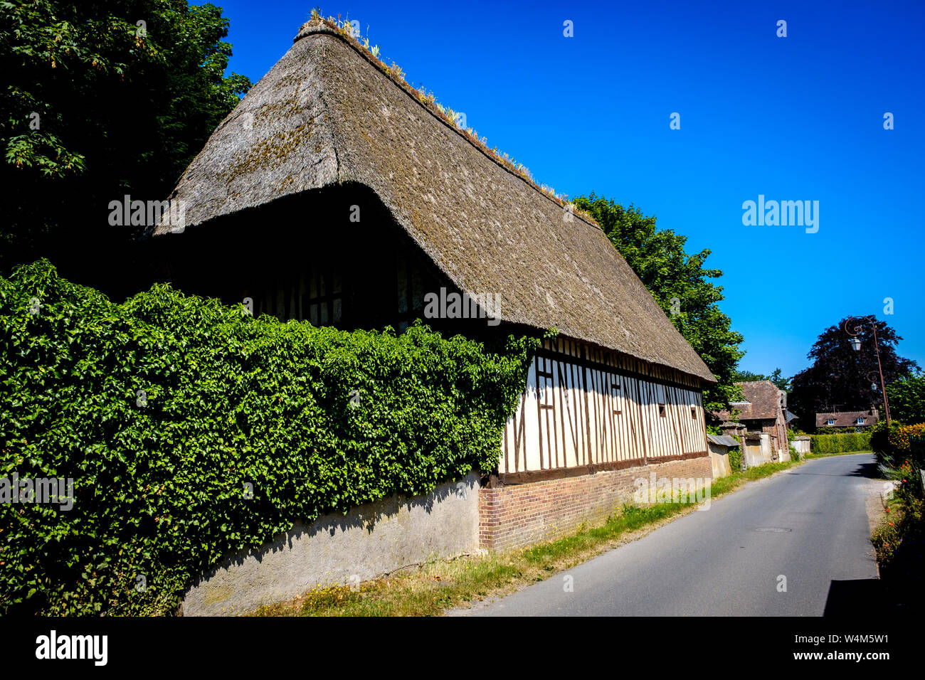 Typisch normannischen Gebäuden mit Strohdächern an Harcourt, Normandie, Frankreich Stockfoto