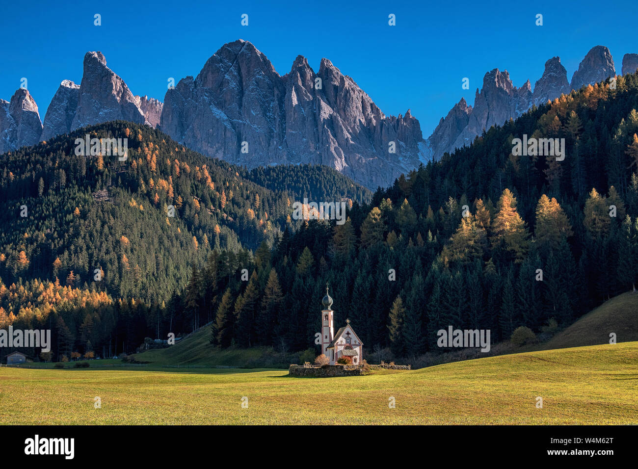 Blick auf die kleine Kirche St. Johann in Ranui und die Berge der Dolomiten. Val di Funes. Italien, Südtirol. Europa Stockfoto