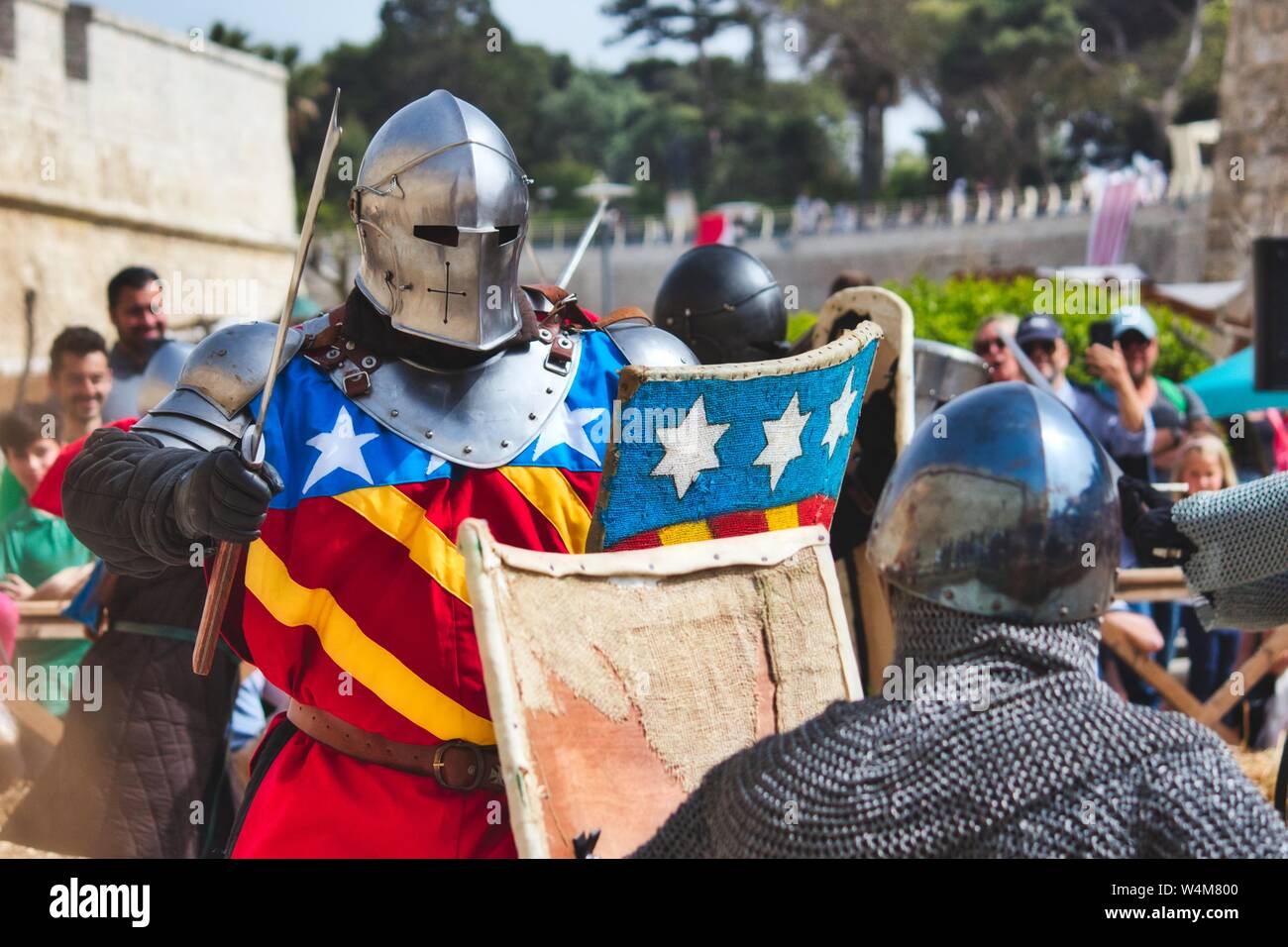Mdina/Malta - 4. Mai 2019: Männer als Ritter in Rüstung reenacting eine Schlacht auf einem mittelalterlichen Fest angezogen Stockfoto