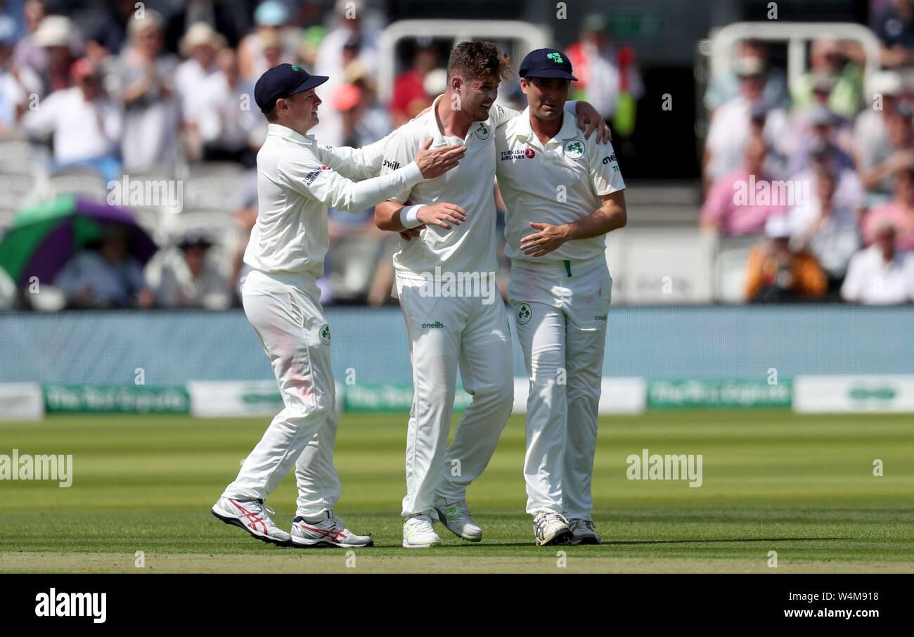 Irlands Mark Adair feiert mit seinen Teamkollegen nach England's Joe Denly erhält von Lbw während des Tages eine der Specsavers Test Reihe passen auf Lord's, London. Stockfoto