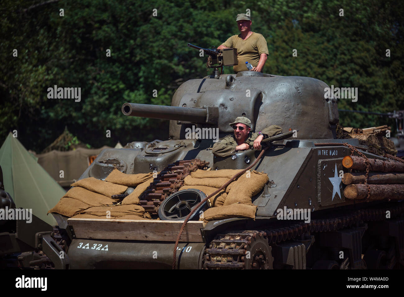 Hop Farm, Tonbridge, Kent, Großbritannien. 23. Juli, 2019. Zwei Re-enactors Fahren einer Sherman WW2 Tank durch die lebendige Geschichte" der Krieg und Frieden Erweckung, 2019. Gutschrift: 6. Media/Alamy leben Nachrichten Stockfoto