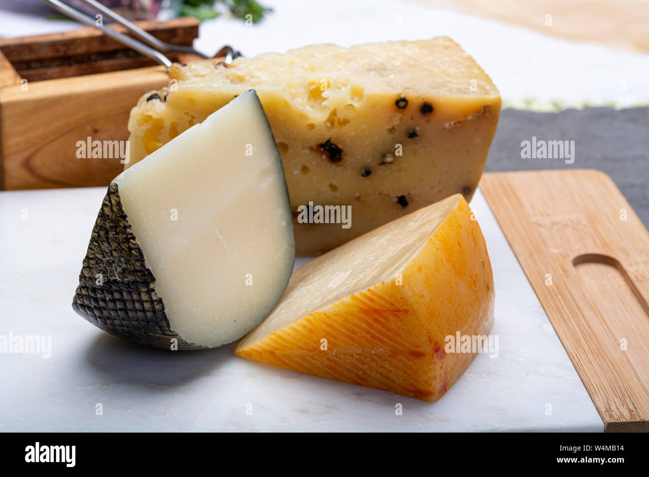 Käse Sammlung, Auswahl an italienischen Pecorino Käse, gealtert mit schwarzem Pfeffer von Nebrodi, weiß Il Palio und schwarz Molarotto, in der Nähe Stockfoto