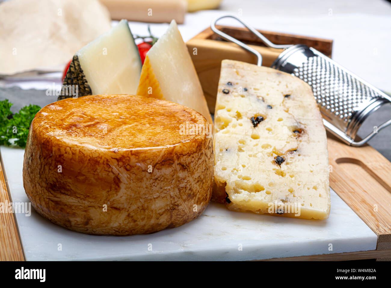 Käse Sammlung, Auswahl an italienischen Pecorino Käse, gealtert mit schwarzem Pfeffer von Nebrodi, weiß Il Palio und schwarz Molarotto, in der Nähe Stockfoto