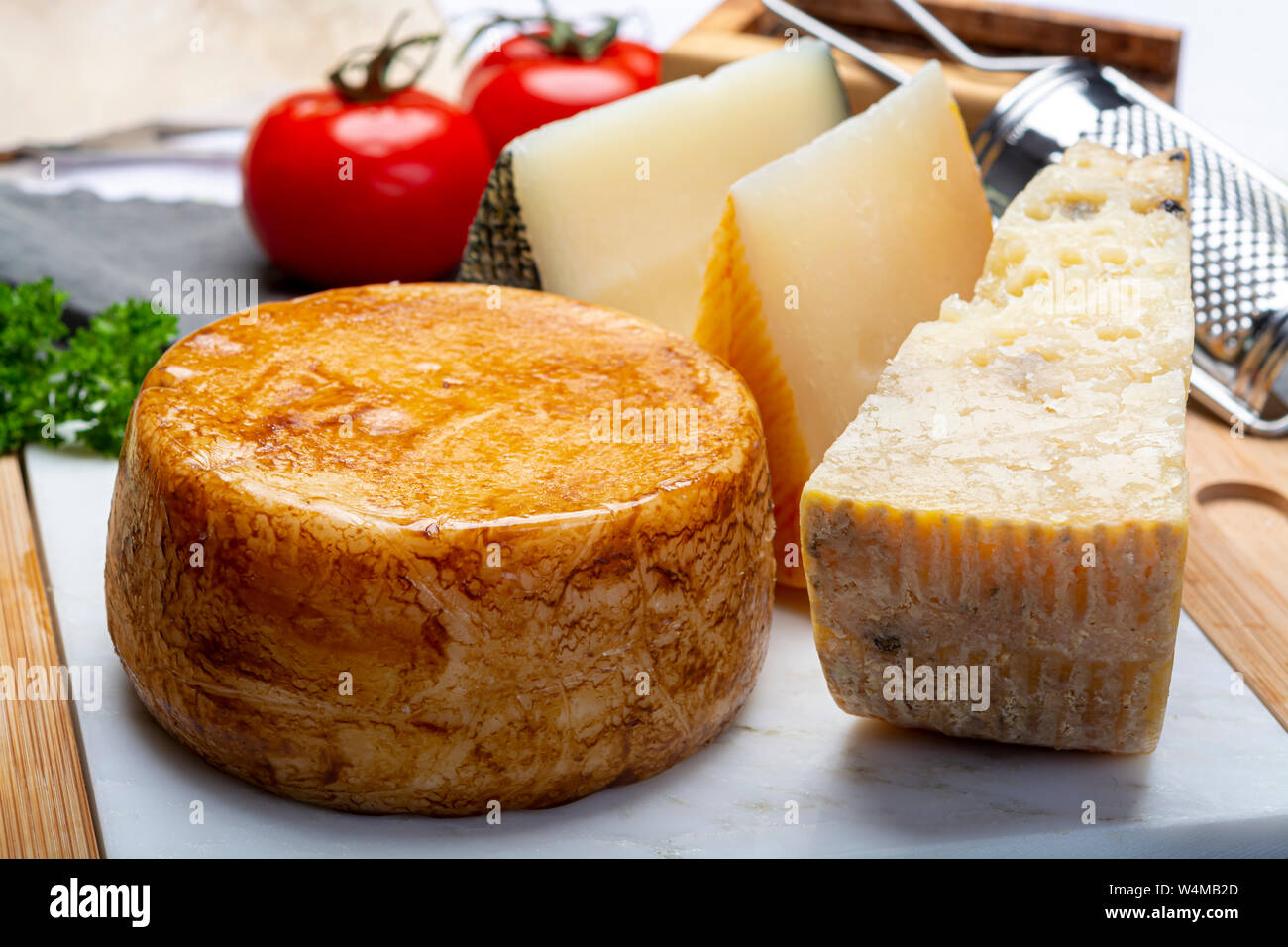 Käse Sammlung, Auswahl an italienischen Pecorino Käse, gealtert mit schwarzem Pfeffer von Nebrodi, weiß Il Palio und schwarz Molarotto, in der Nähe Stockfoto