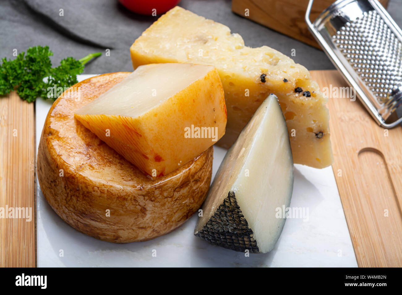 Käse Sammlung, Auswahl an italienischen Pecorino Käse, gealtert mit schwarzem Pfeffer von Nebrodi, weiß Il Palio und schwarz Molarotto, in der Nähe Stockfoto