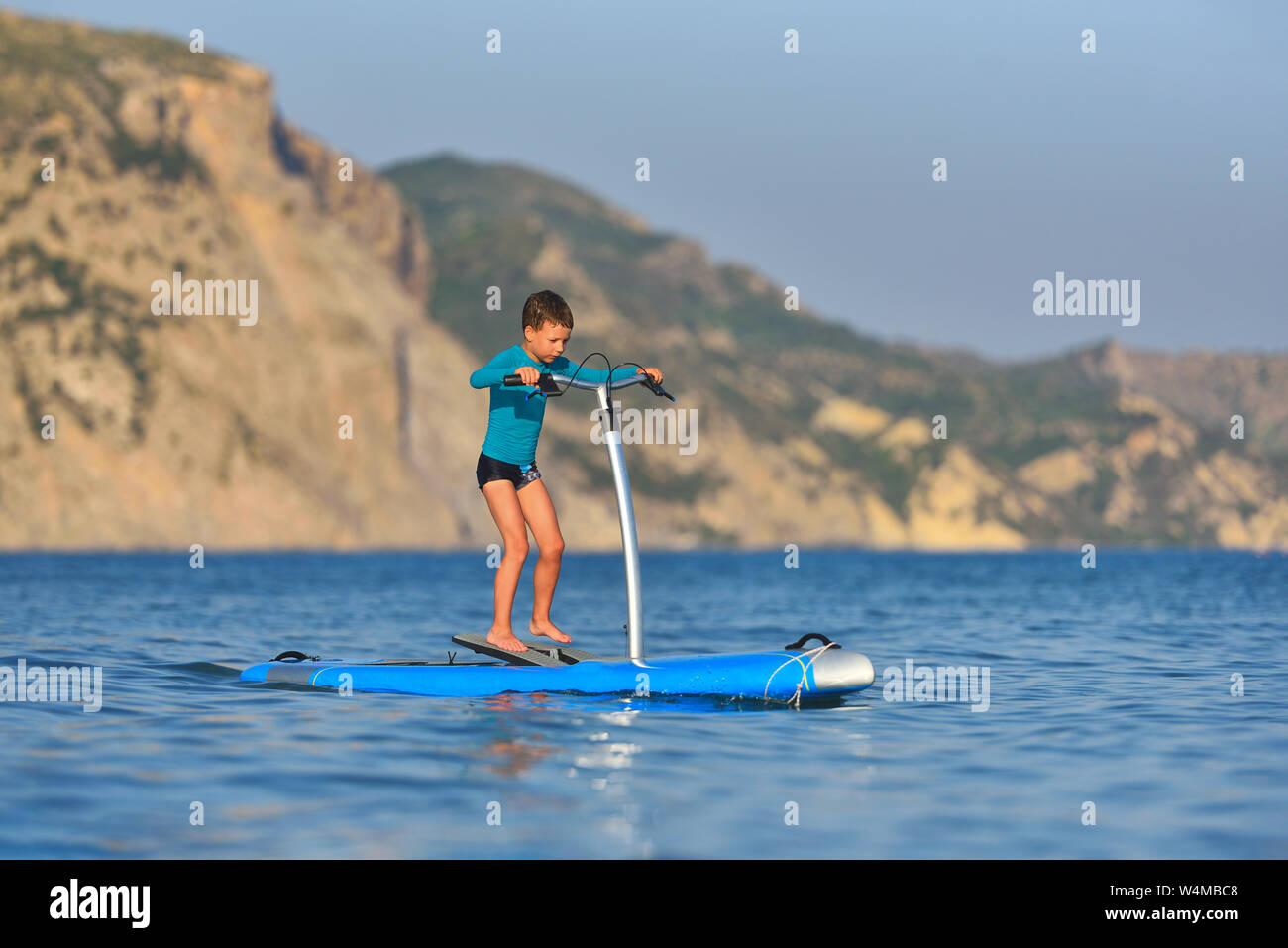 Gerne aktiv Zicklein auf einem Hobie Stand Up Paddle Board Stockfoto