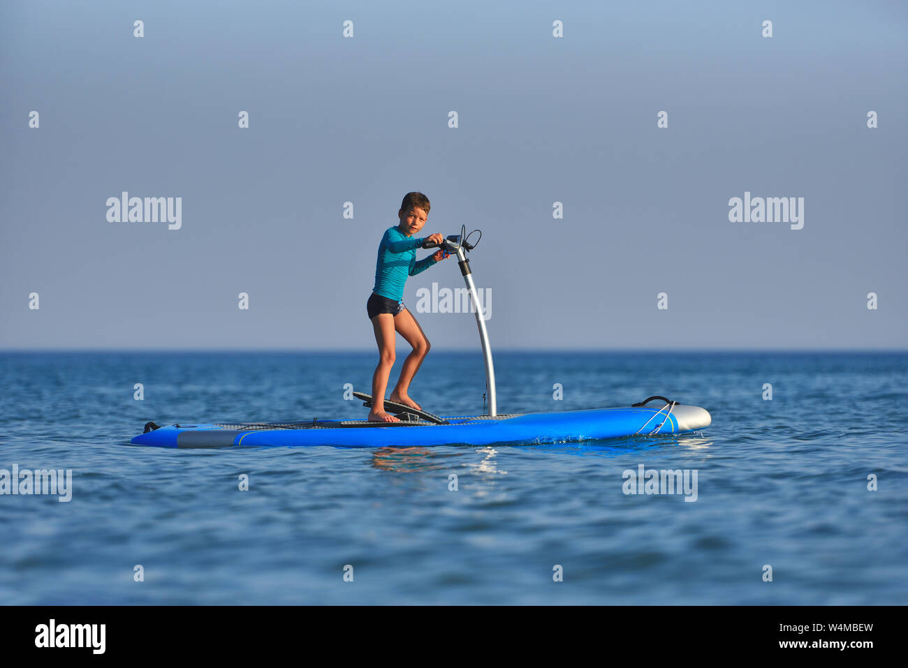 Gerne aktiv Zicklein auf einem Hobie Stand Up Paddle Board Stockfoto