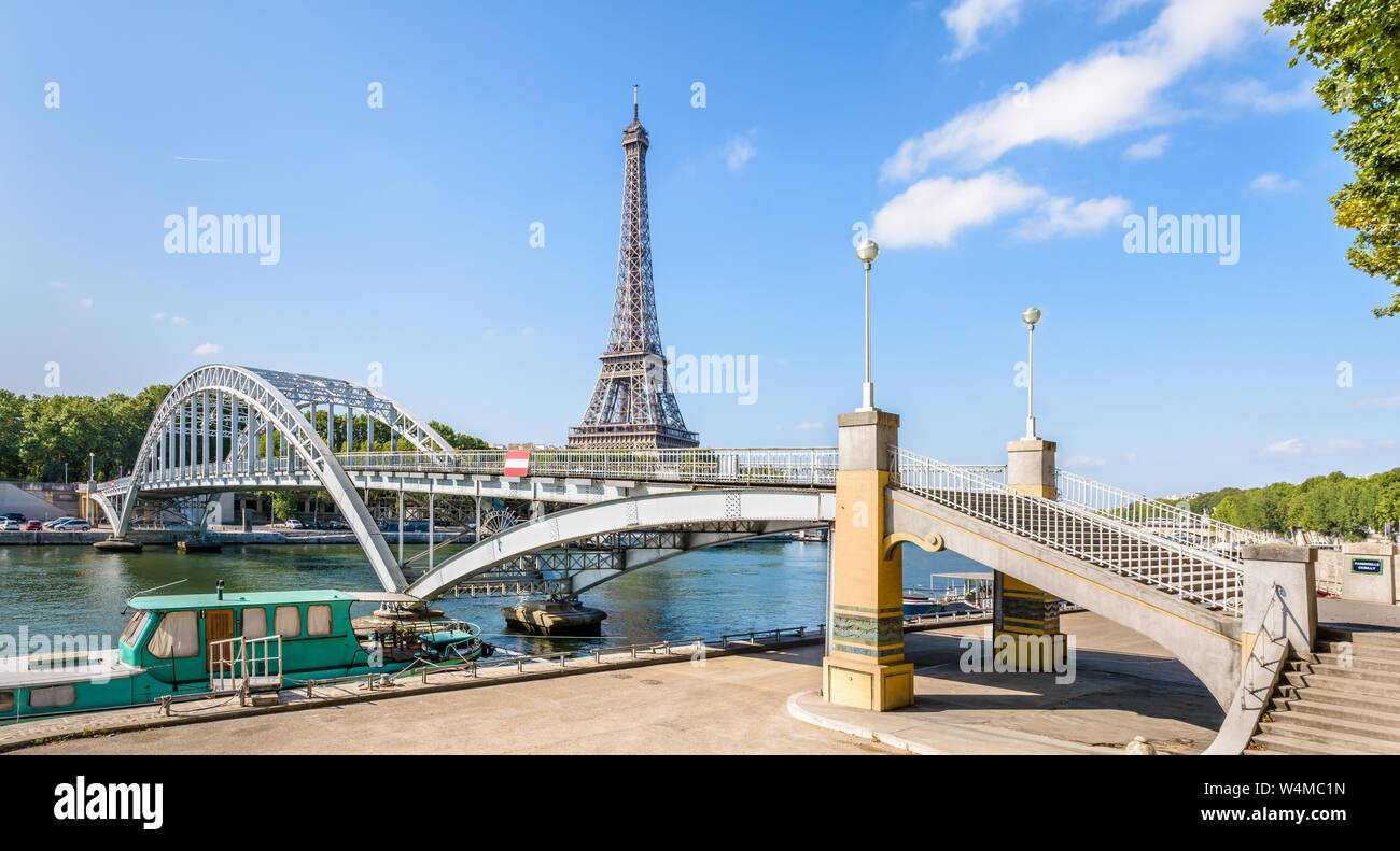 Panoramablick auf die Debilly Steg, eine Fußgängerbrücke über den Fluss Seine, im Jahr 1900 nicht weit von der Eiffelturm in Paris, Frankreich. Stockfoto