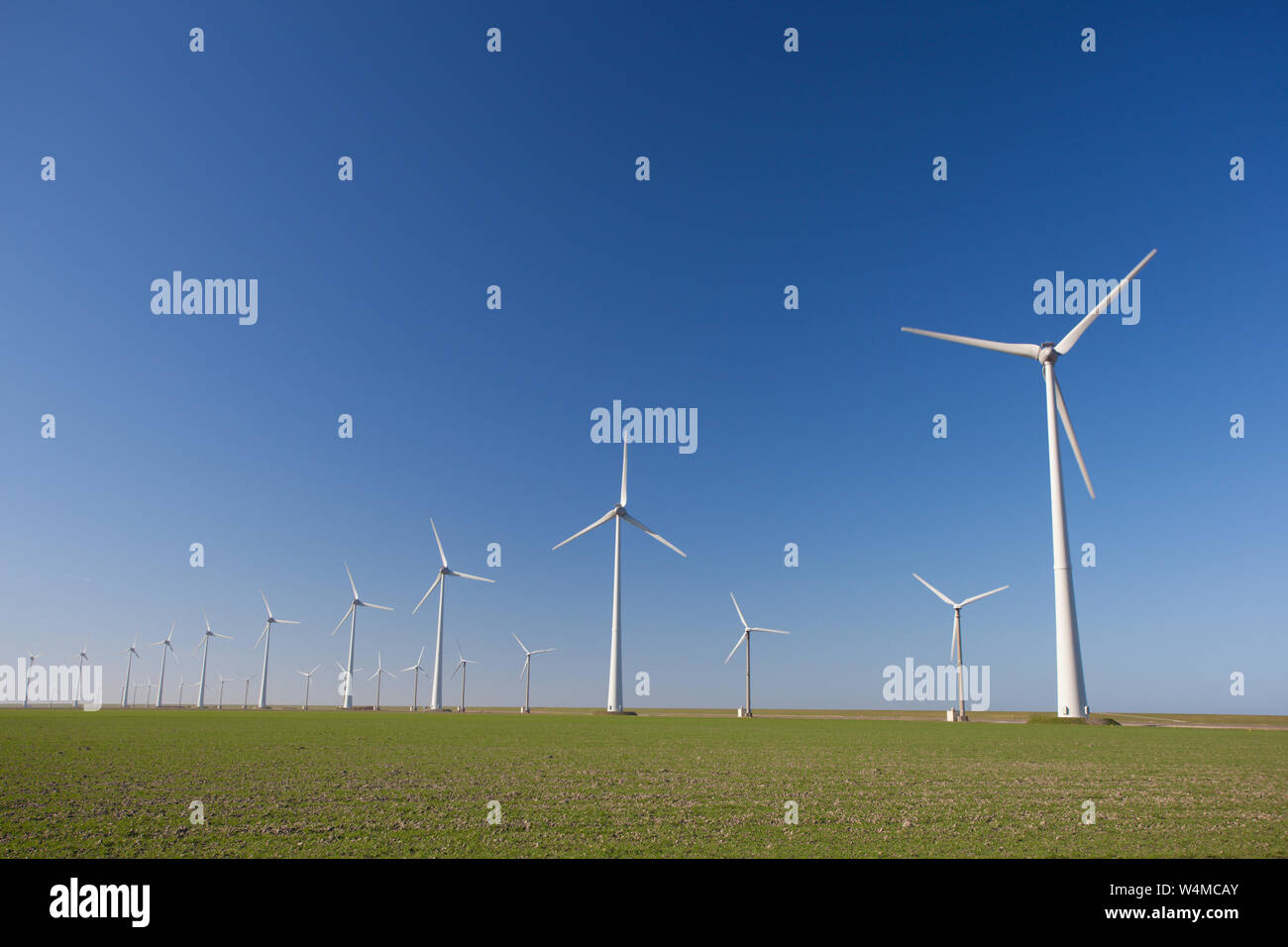 Windenergieanlagen in Holland produziert saubere und nachhaltige Energie gegen die globale Erwärmung zu helfen Stockfoto