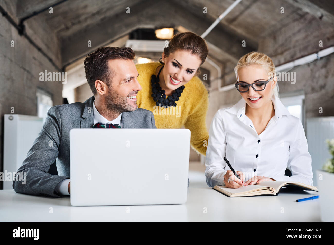 Gruppe von Unternehmen, die Menschen sprechen im Büro Stockfoto