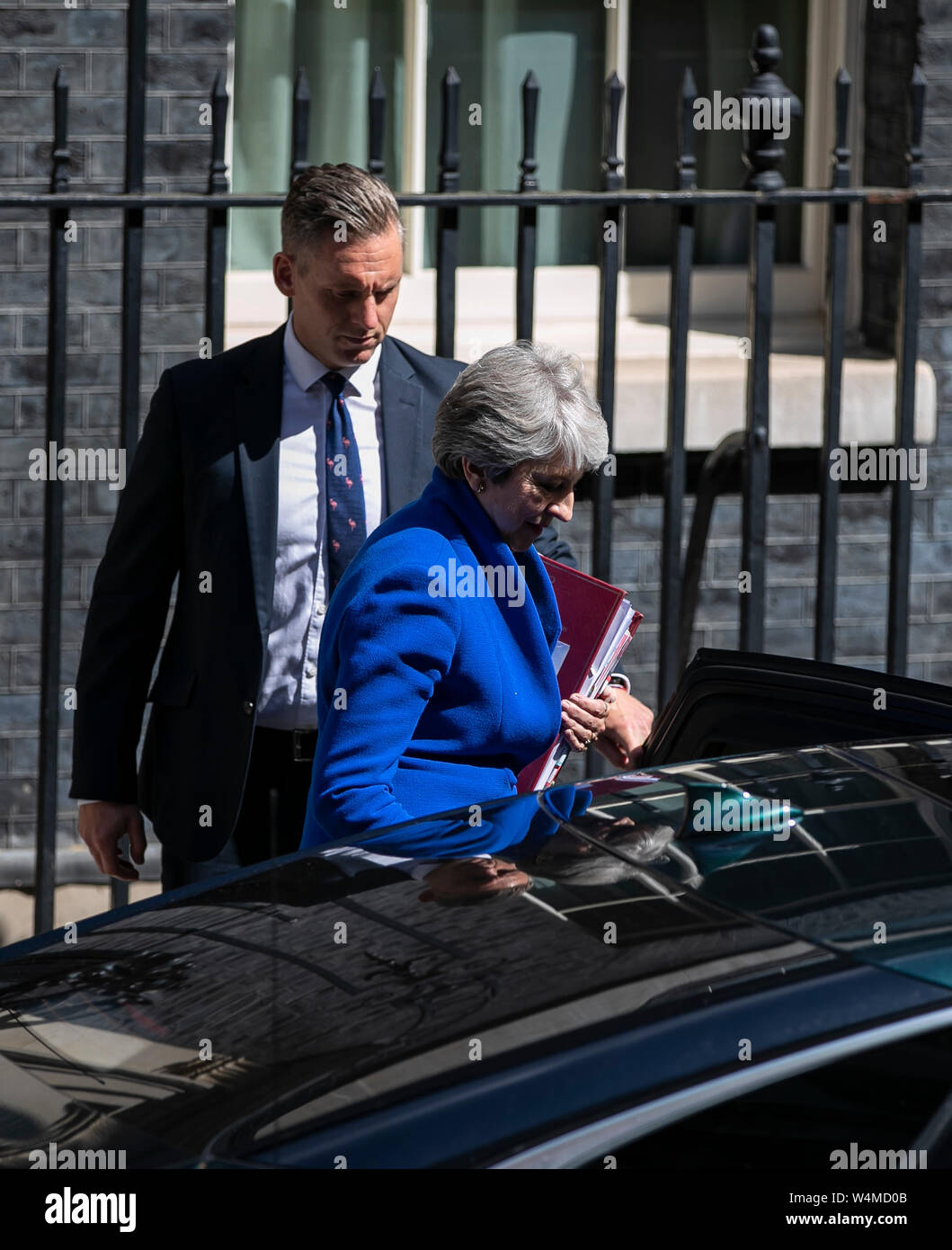 London, Großbritannien. 24. Juli, 2019. Der britische Premierminister Theresa May Blätter 10 Downing Street zu Ihrem letzten Ministerpräsidenten Fragen am Unterhaus in London, Großbritannien am 24. Juli 2019. Credit: Han Yan/Xinhua/Alamy leben Nachrichten Stockfoto
