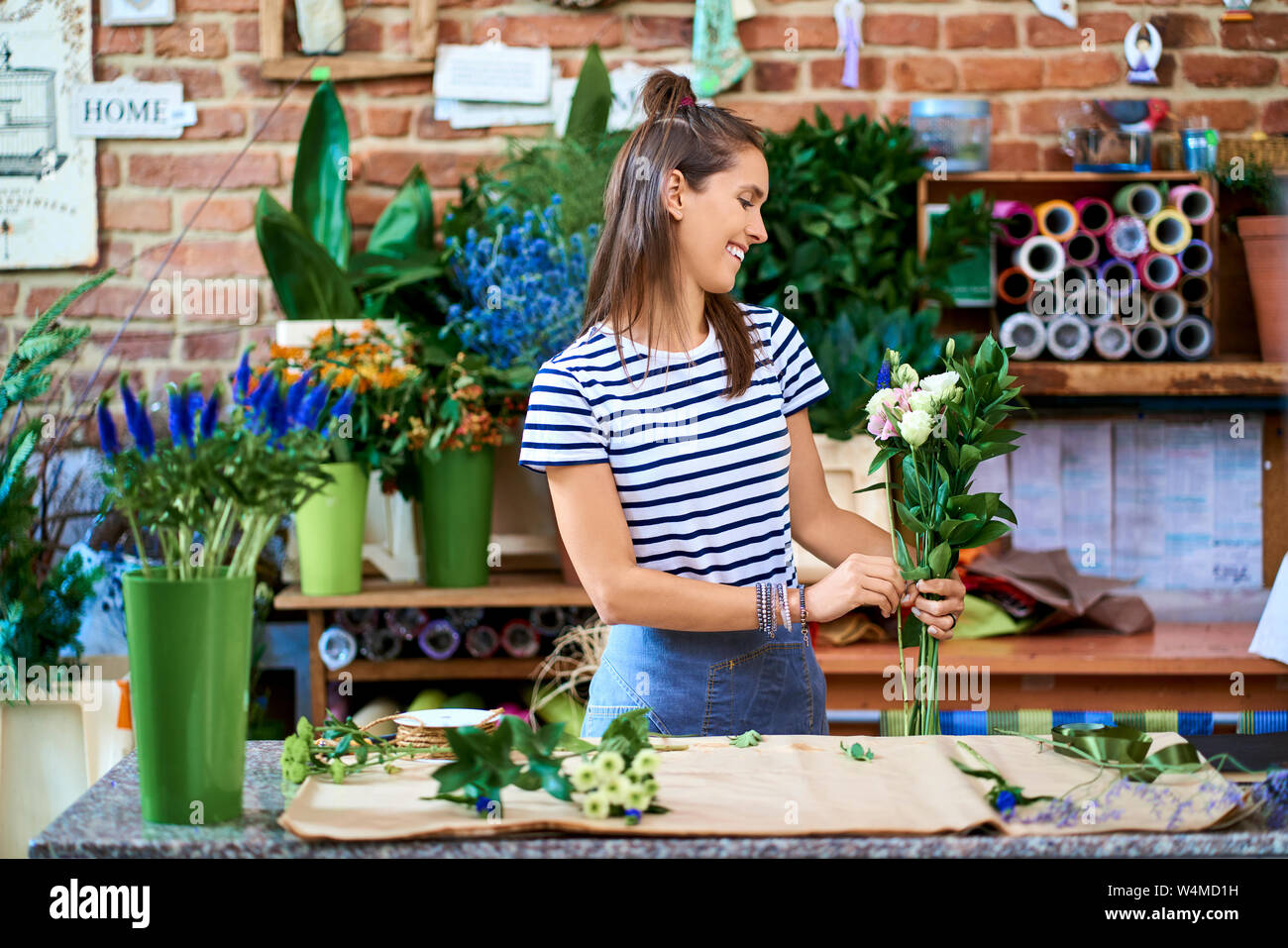 Bild von lächelnden Blumengeschäft, Blumen für einen Blumenstrauß Stockfoto