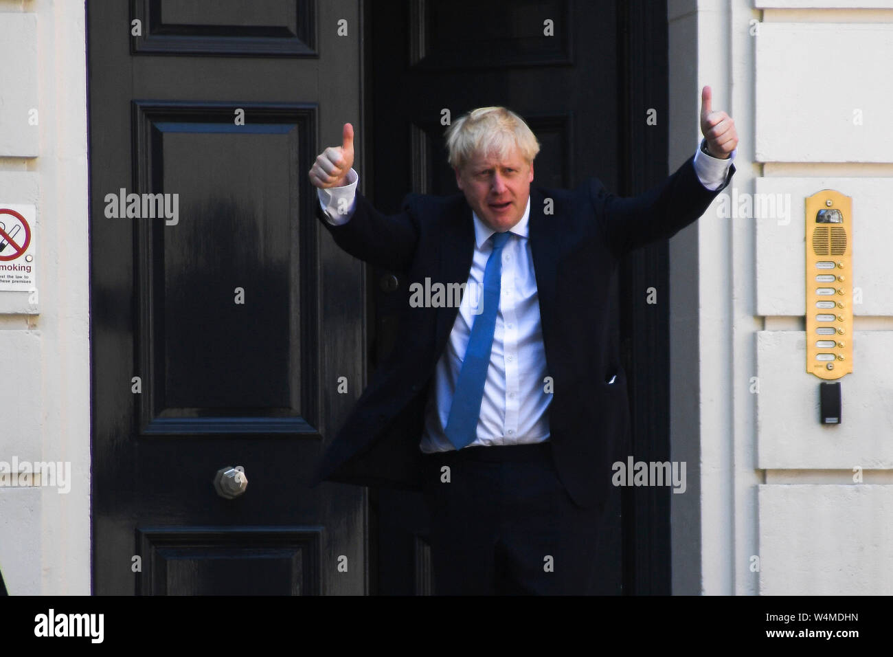 (190724) - LONDON, 24. Juli 2019 (Xinhua) - neu gewählte konservative Parteichef Boris Johnson stellt außerhalb der konservativen Führung Hauptsitz in London, Großbritannien, am 23. Juli 2019. Der ehemalige britische Außenminister und ex-Bürgermeister von London, Boris Johnson, der Führer der regierenden Konservativen Partei am Dienstag gewählt wurde und Premierminister des Landes zu werden. (Foto von Alberto Pezzali/Xinhua) Stockfoto