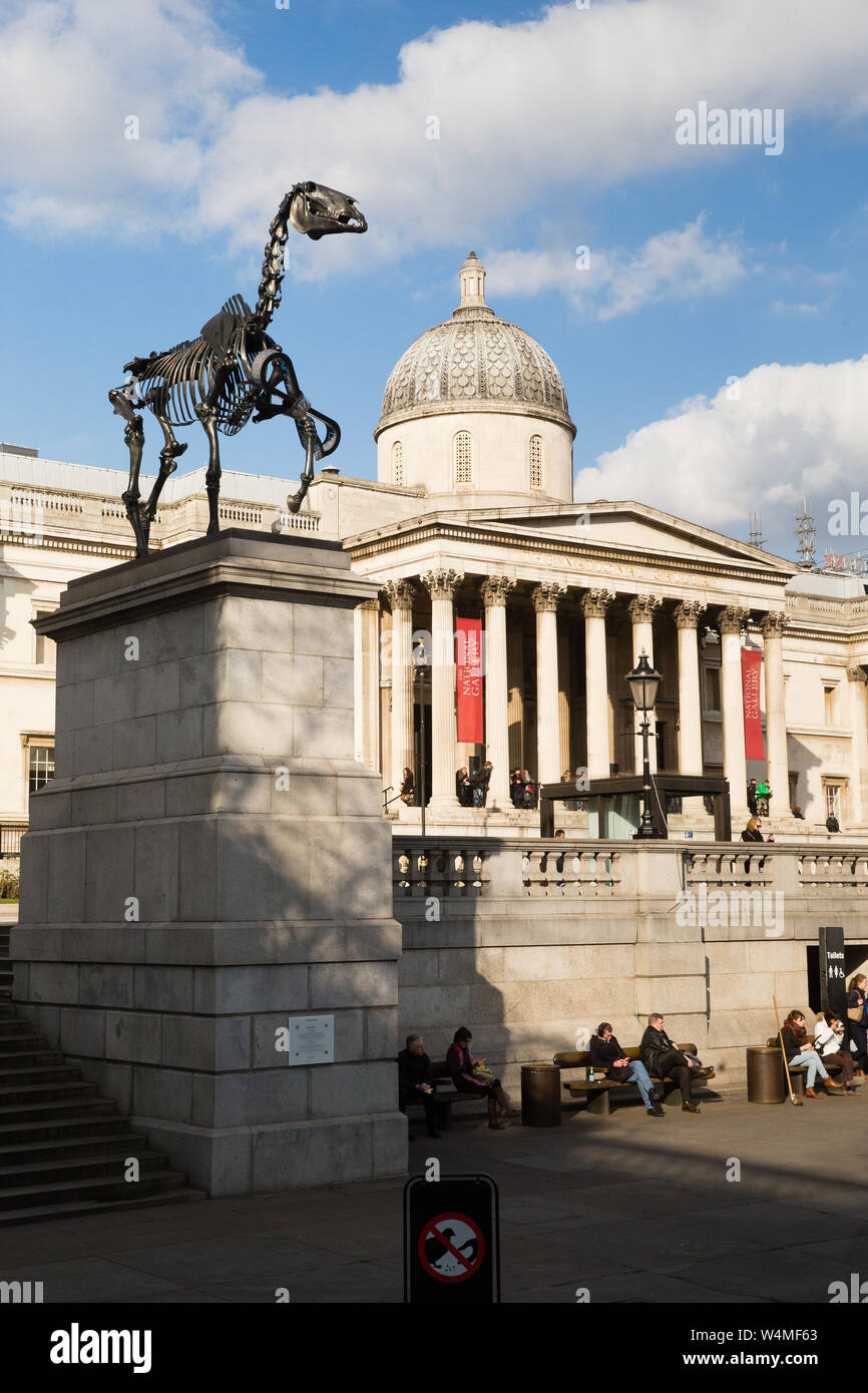 Hans Haacke Geschenk Pferd auf den vierten Sockel auf den Trafalgar Square und der National Gallery Stockfoto