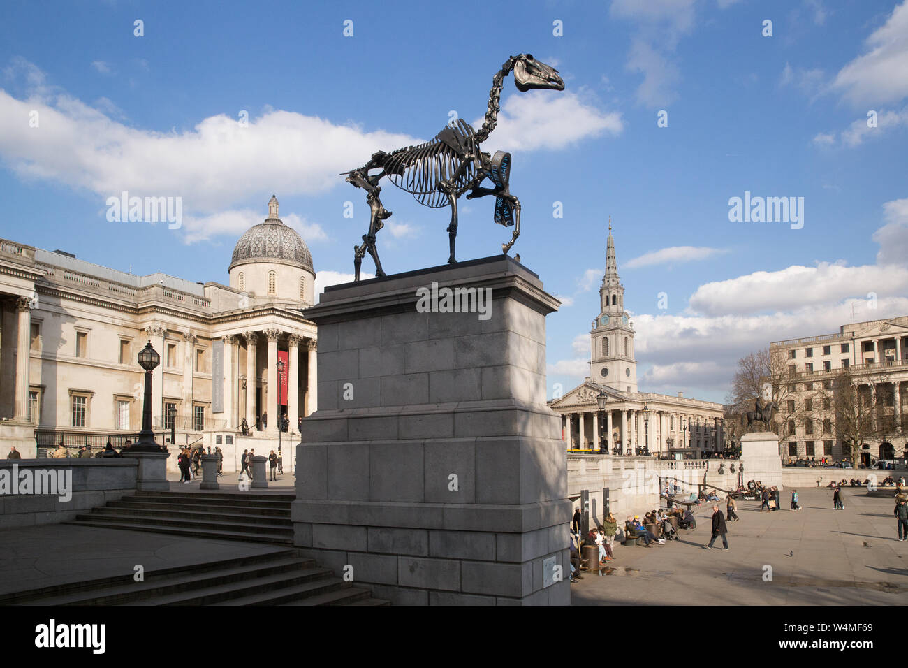 Hans Haacke Geschenk Pferd auf den vierten Sockel auf den Trafalgar Square und der National Gallery Stockfoto