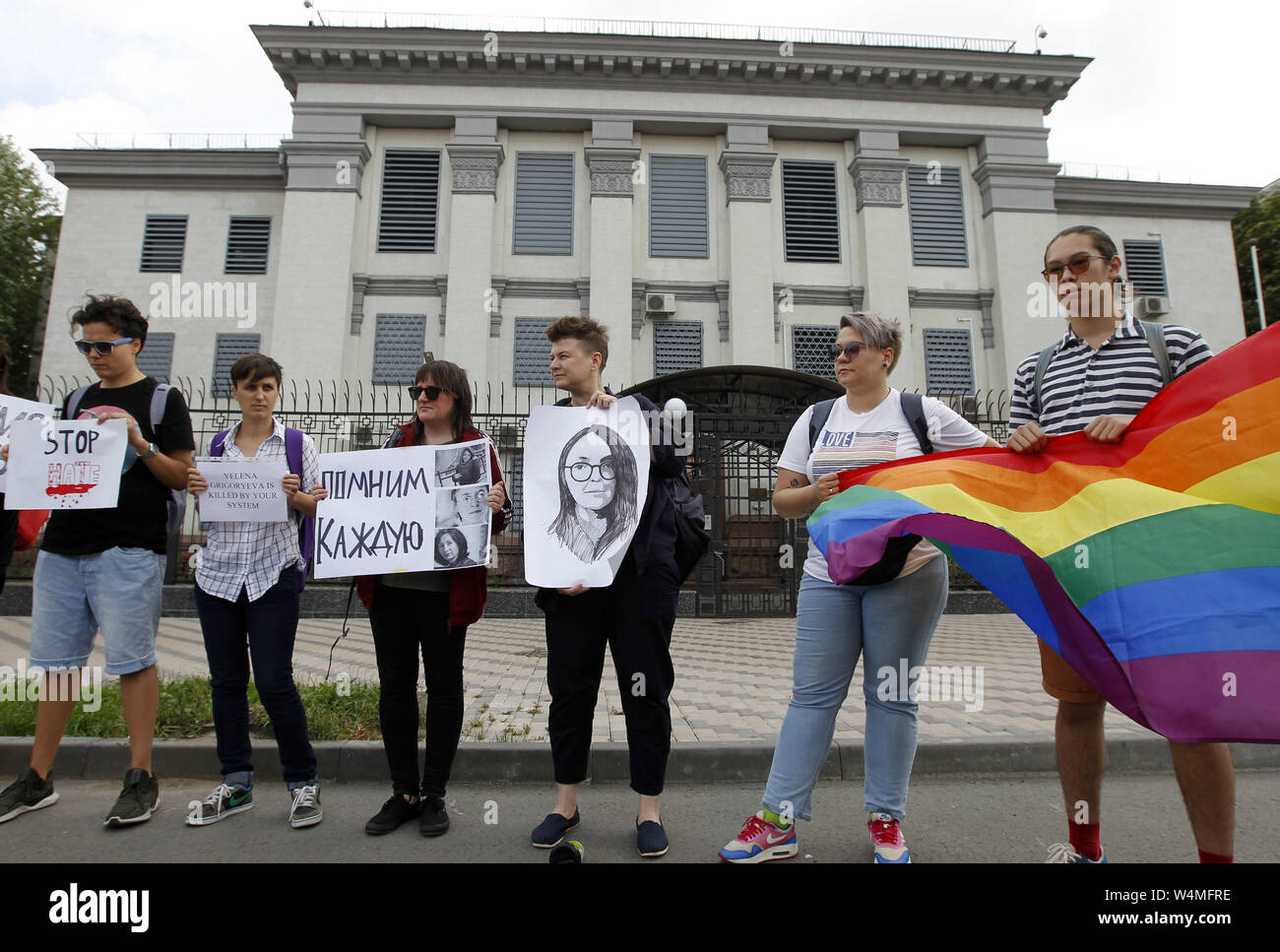 Juli 24, 2019 - Kiew, Ukraine - Aktivisten halten Plakate und LGBT-Marker, die Sie fordern Russland eine Untersuchung über die Ermordung von LGBT-Aktivist Elena Grigoryeva vor der Botschaft Russlands in Kiew, Ukraine, am 24. Juli 2019. Der 41-jährige LGBT-Rechte Aktivist Elena Grigoryeva tot war mit mehreren Schnittwunden in St. Petersburg in Russland am Sonntag, die von den Medien berichtet. LGBT-Rechte Aktivist Elena Grigorieva waren oft die Teilnahme an Kundgebungen von der Allianz der Heterosexuellen und LGBT-Bündnis und andere zivile Initiativen statt, für die Rechte von Lesben, Schwulen, Bisexuellen und Transgender befürwortet, Krimtataren und p Stockfoto