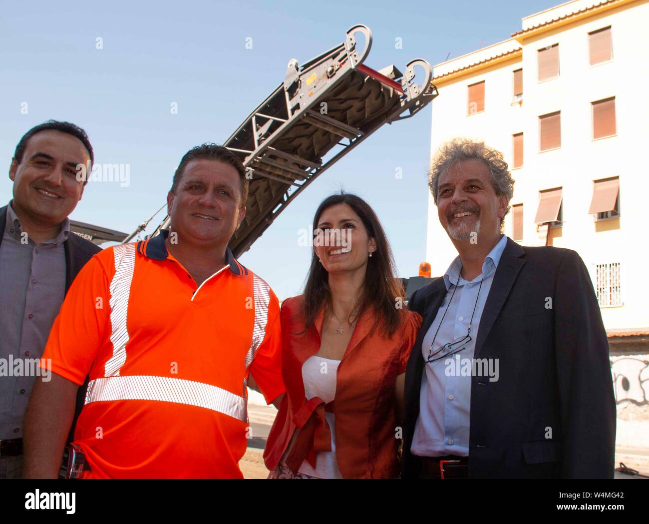 GIUSEPPE AGNINI M5S STADTRAT DES 6. Gemeinde, die CANTIER KOPF, DER BÜRGERMEISTER VON VIRGINIA, STRAHLEN UND DER PRÄSIDENT ROBERTO ROMANELLA M5S DES 6. Gemeinde, AN DER ÜBER WALTER TOBAGI BAUSTELLE (CLAUDIO SISTO/Fotogramma, Rom - 2019-07-24) p.s. La foto e 'utilizzabile nel rispetto del contesto in Cui e' Stata scattata, e senza intento diffamatorio del decoro delle Persone rappresentate Stockfoto