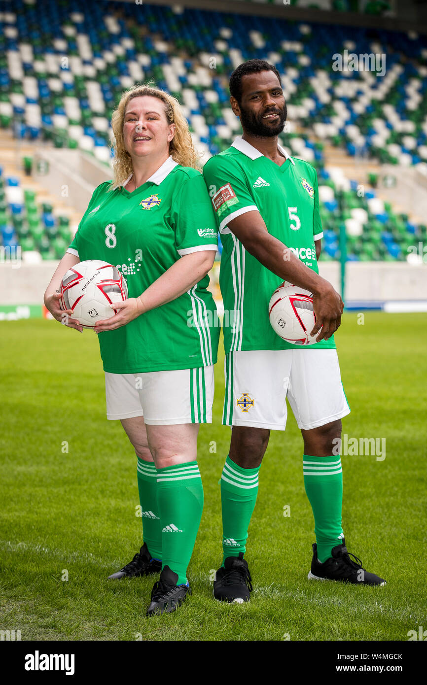 Player's Northern Ireland obdachlose Frau, Janette Kelly (links), und Ahemd Elneel (rechts), Kapitän der Nordirland obdachlose Football Team, während ein fotoshooting an der National Stadium, Windsor Park, vor den Teams Abreise Morgen für den Homeless World Cup in Cardiff am kommenden Wochenende. Stockfoto