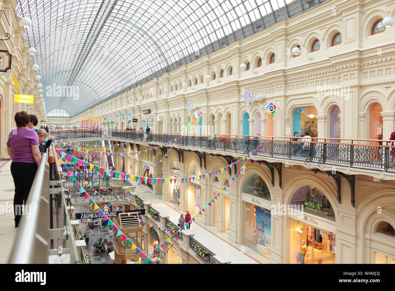 Leute im Kaufhaus GUM in Moskau, Russland Stockfoto