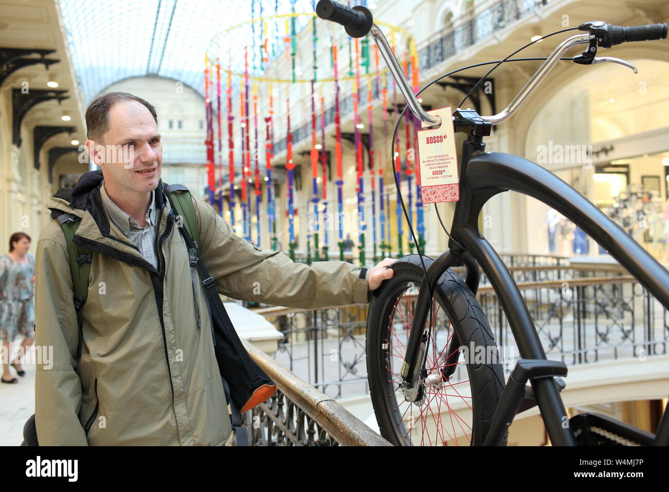 Mann Bewertungen das Fahrrad im Kaufhaus GUM in Moskau, Russland Stockfoto