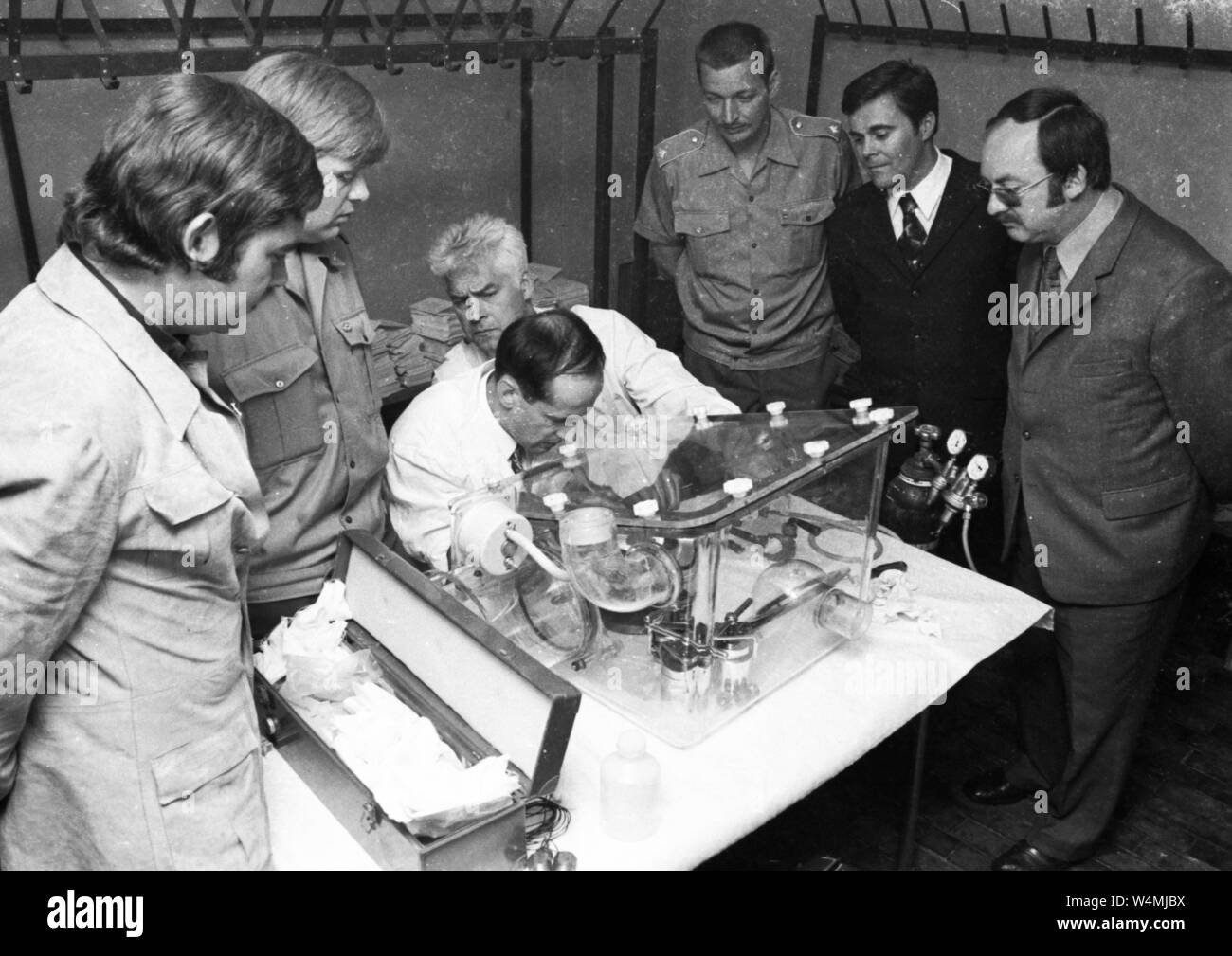 Eine Delegation von Wissenschaftlern aus der UDSSR besucht Deutschland Raumfahrttechnologie und mondstaub am 03.06.1973 in der Westfalenhalle in Dortmund ausstellen. Die Polizei kümmert sich um die Gäste und der Mond Staub, da zu dieser Zeit war es noch nicht bekannt ist, ob der secuei | Verwendung weltweit Stockfoto