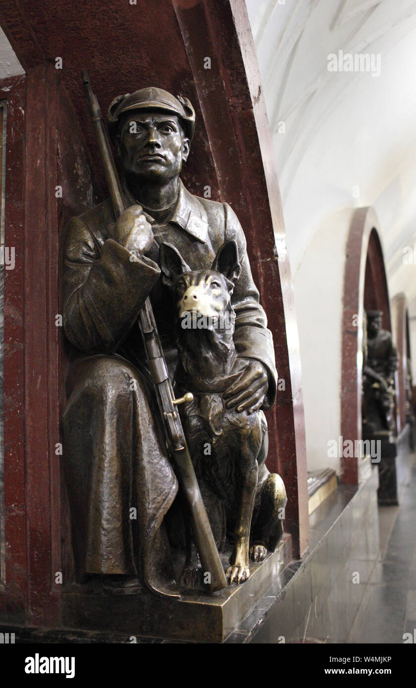 Bronzestatue von sowjetischen Soldaten mit einem Hund in Ploshchad Revolutsii Station der Moskauer Metro. Menschen Reiben der Nase des Hundes für gutes Glück Stockfoto