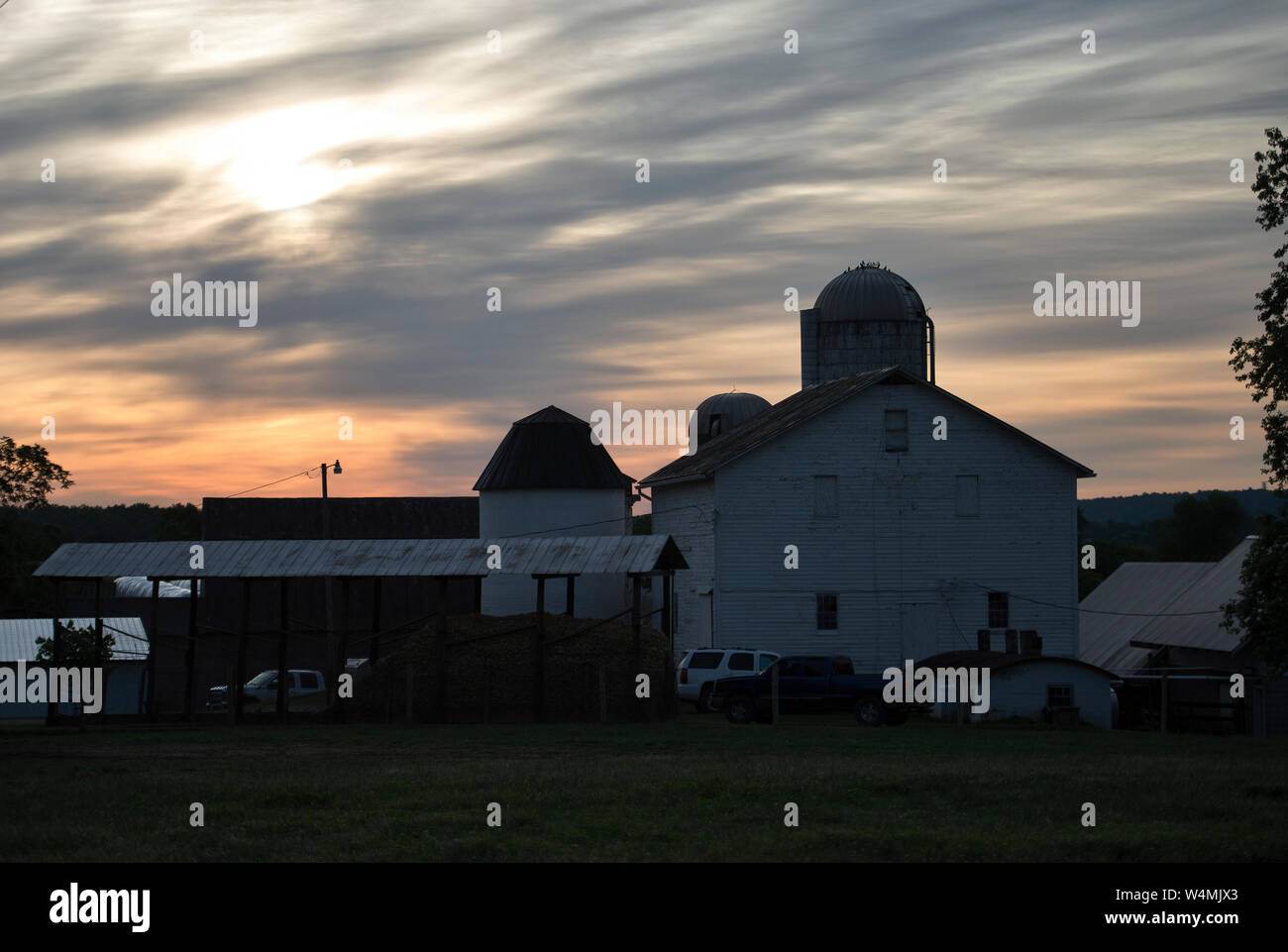 UNITED STATES - Juni 12, 2019: Potts Molkerei wird durch den Sonnenaufgang in der Nähe der Stadt Purcellville eingerahmt. Die Alte Molkerei ist die letzte Molkerei Betrieb Stockfoto