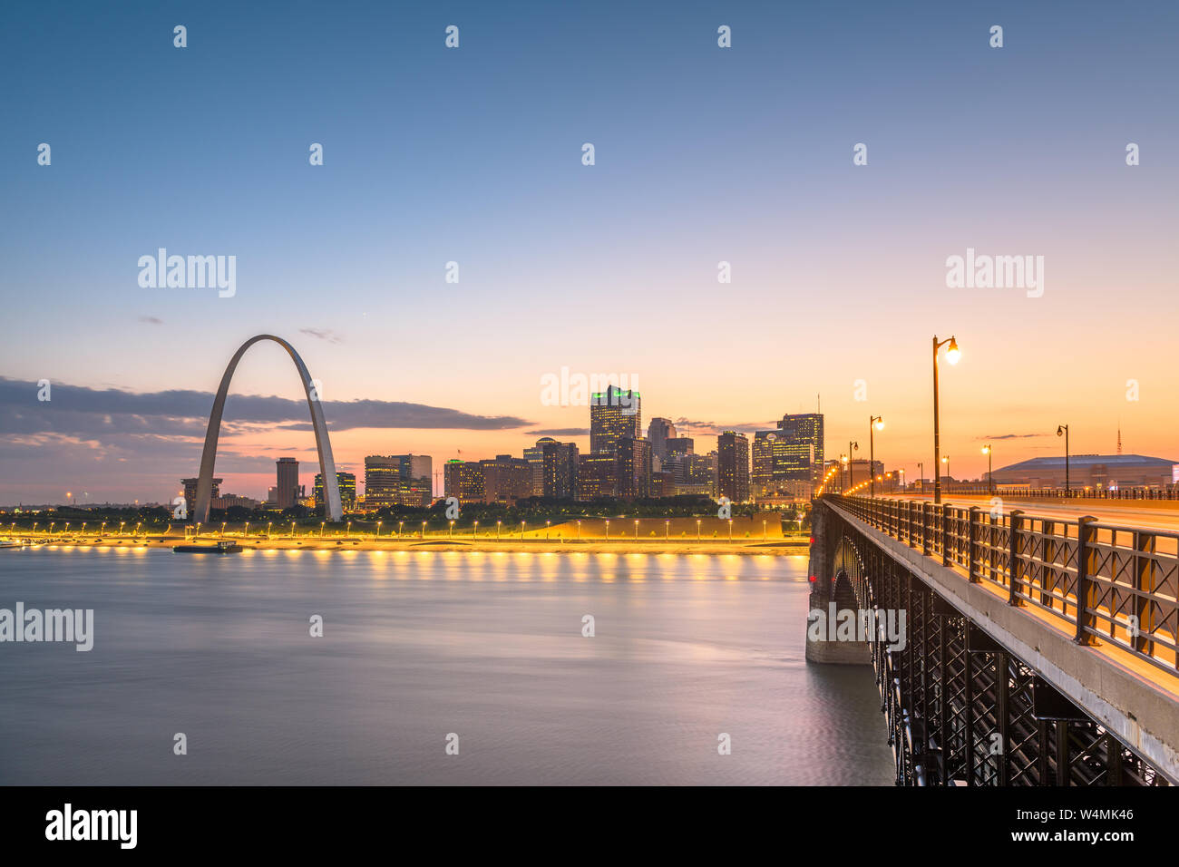 St. Louis, Missouri, USA downtown Stadtbild auf dem Mississippi Fluss in der Dämmerung. Stockfoto