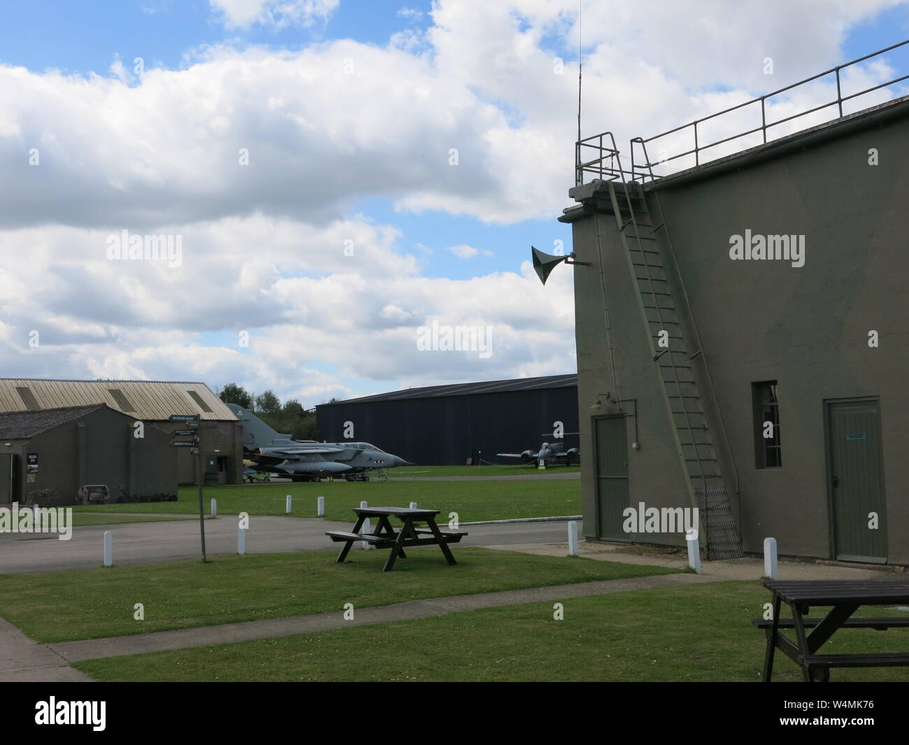 Das denkmalgeschützte Gebäude, der Tower an der Yorkshire Air Museum wurde mit einer authentischen Atmosphäre der 1940er Jahre restauriert. Stockfoto