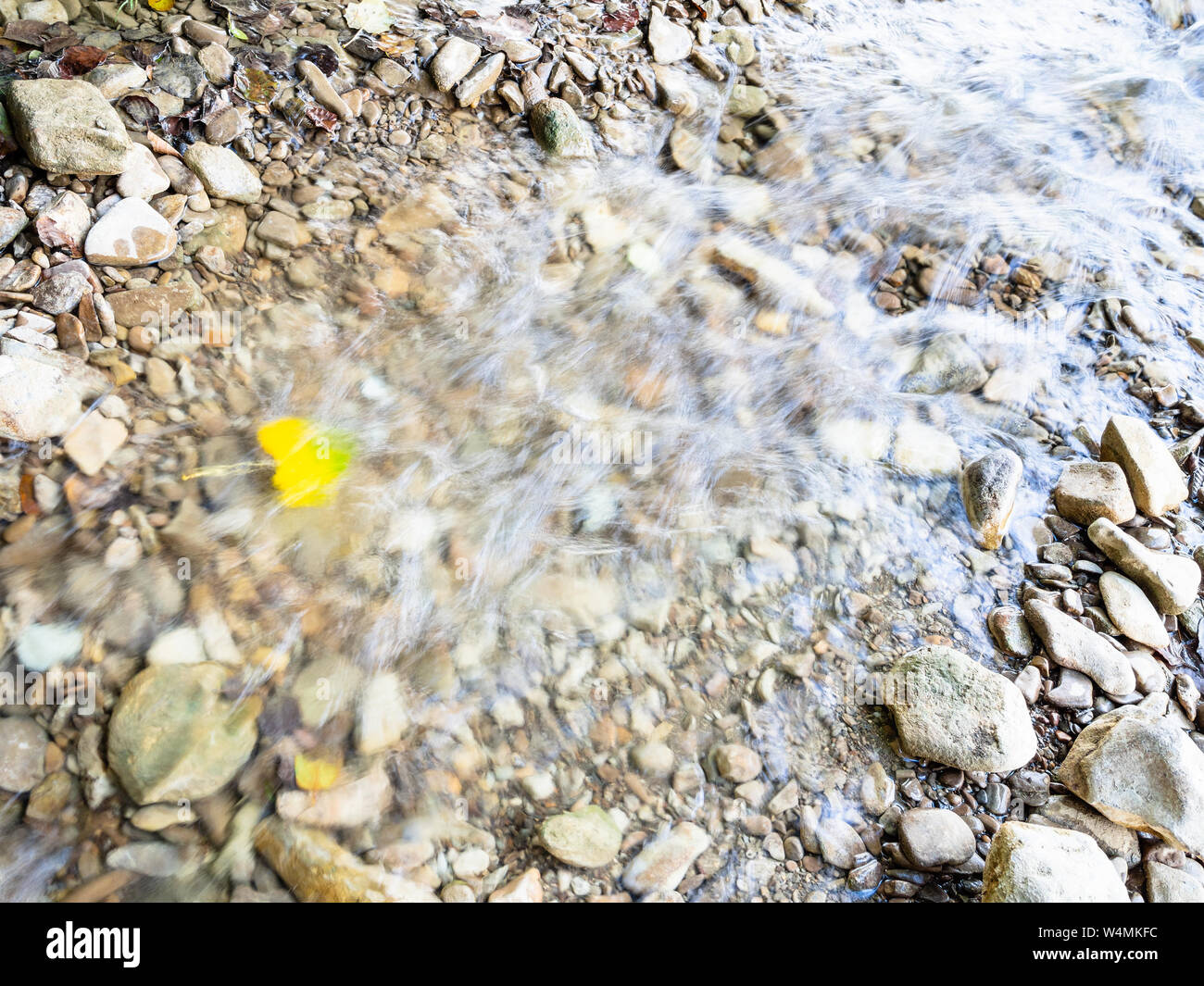 Natürliche Hintergrund-Stream in wasserlauf von Berg kleiner Fluss im Kaukasus (Abin Fluss in Abinsky Bezirk in der Region Krasnodar Region Krasnodar o Stockfoto